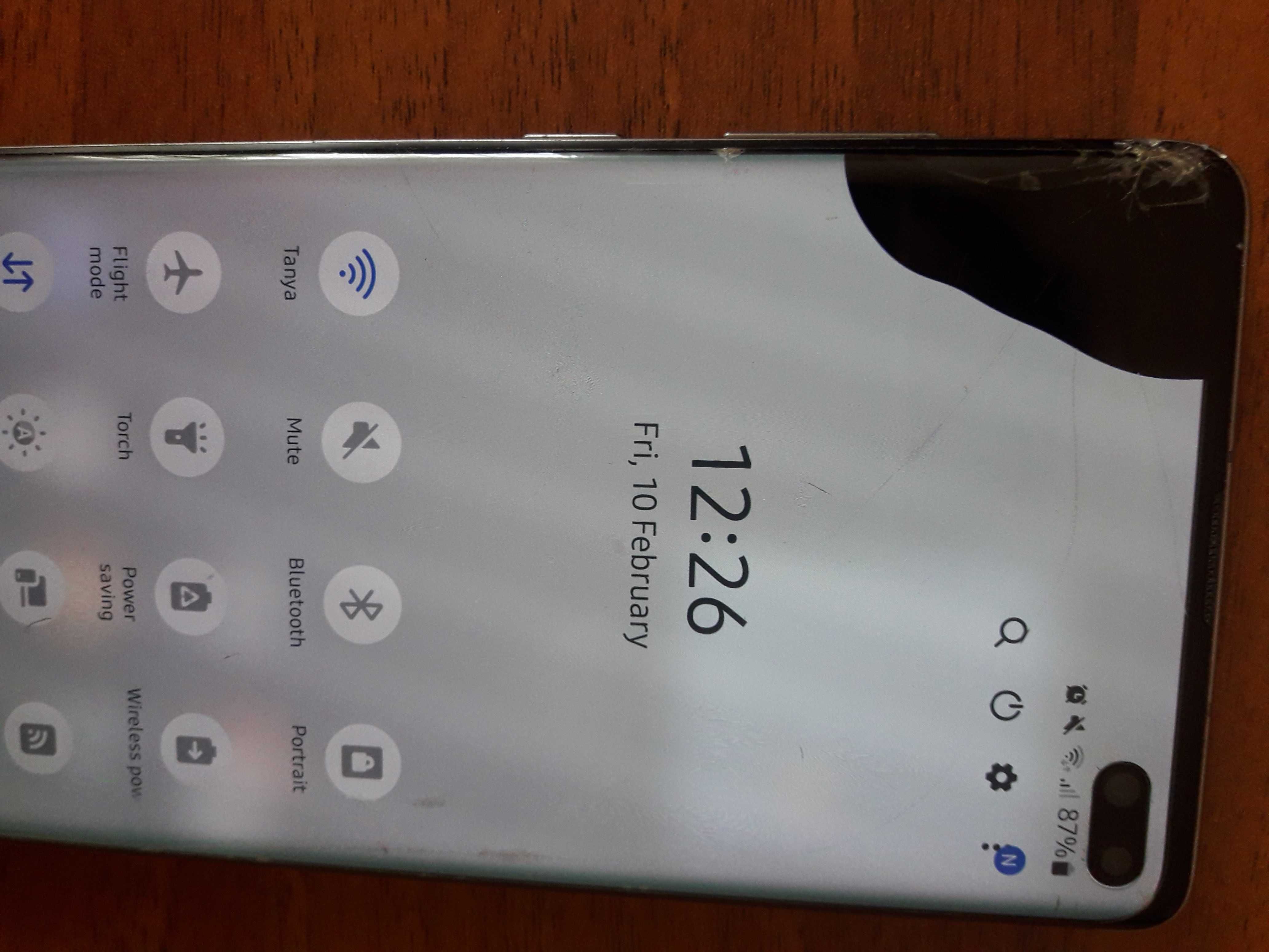 Продам Samsung S10+,есть дефект дисплея,корпус состояние в идеале.
