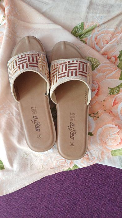 Шкіряні шльопанці