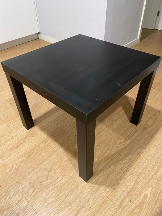 Mesa com duas cadeiras e mesa de apoio