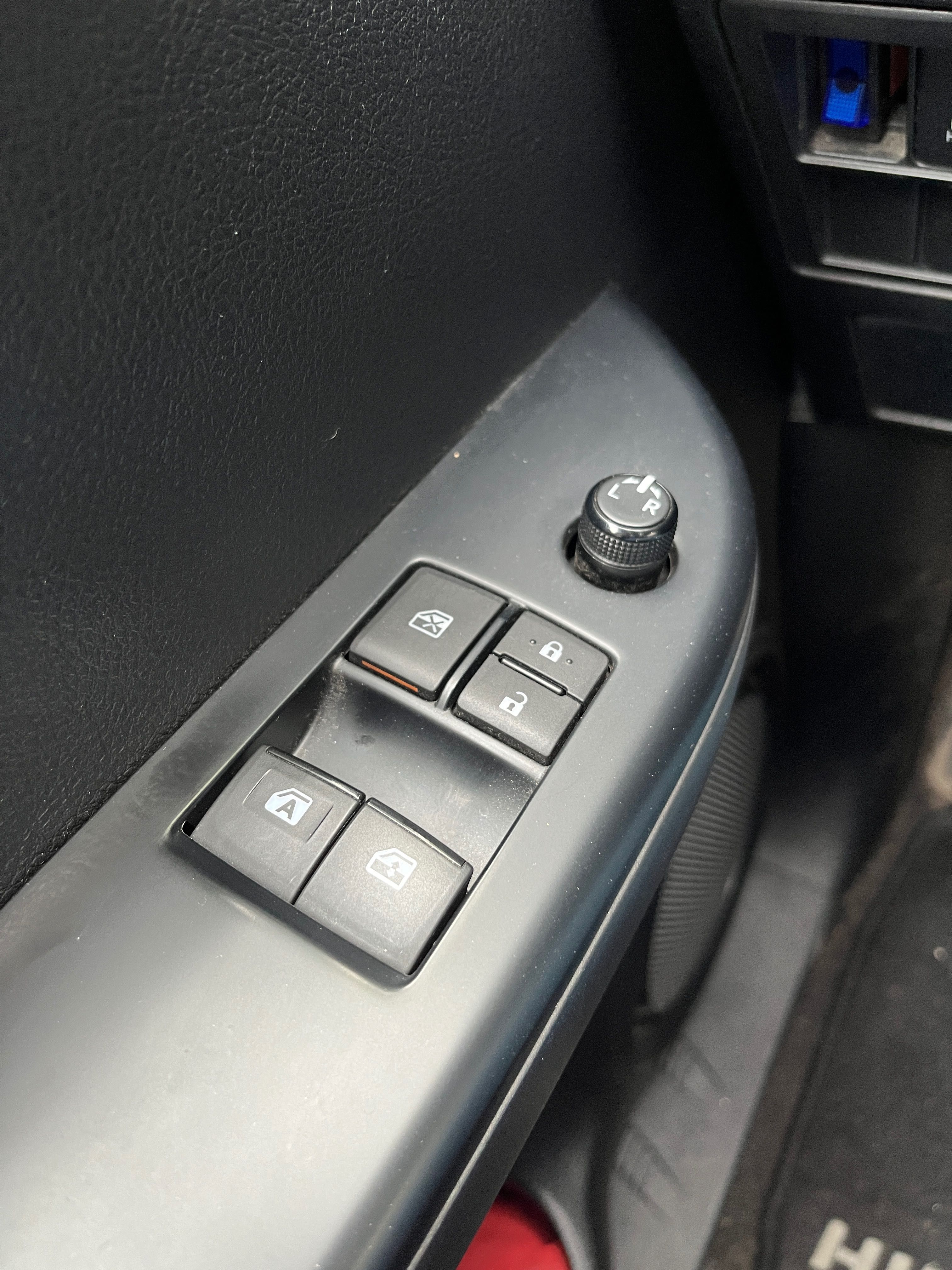 Toyota Hilux 4X4 semi-nova - Apenas 67000 km_Nunca fez TT_Pintura mate