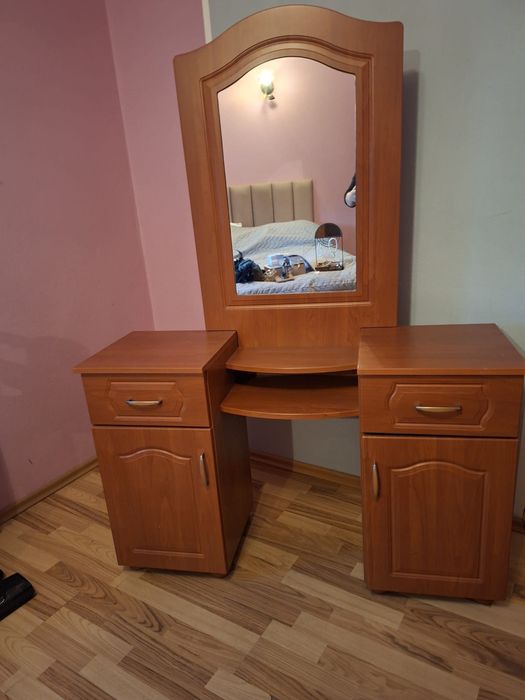 Toaletka kosmetyczna z lustrem