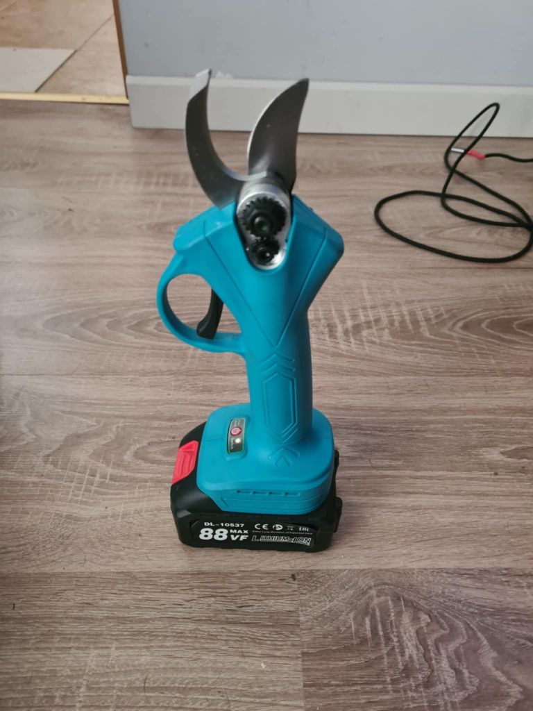 Sprzedam sekator akumulatorowy nowy