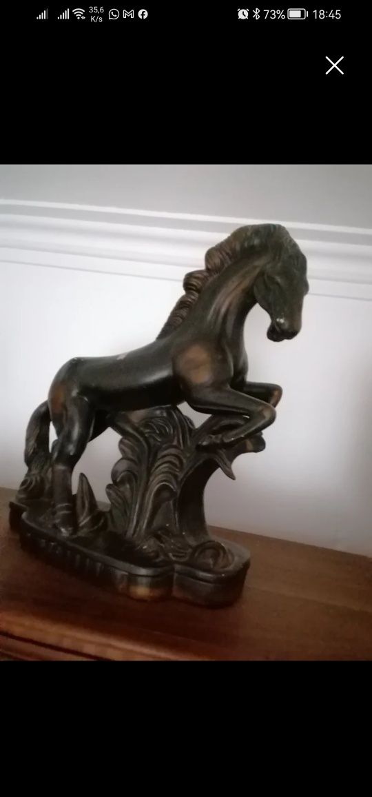 Estátua de cavalo em cerâmica