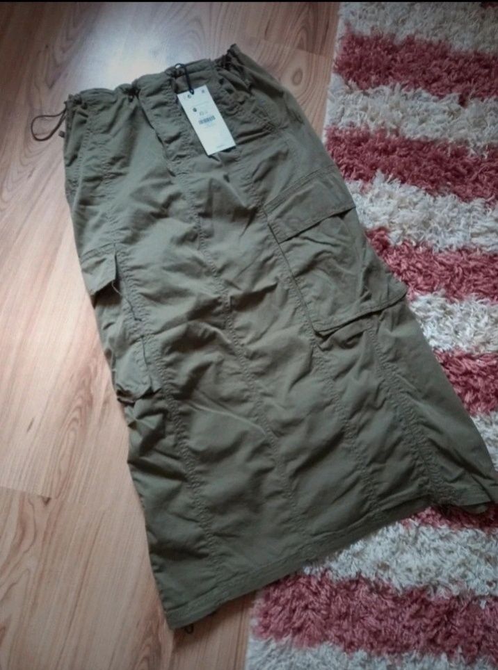 Zielona spódnica khaki parachute bershka