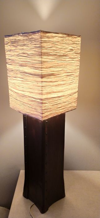 Lampa stojąca ze skóry