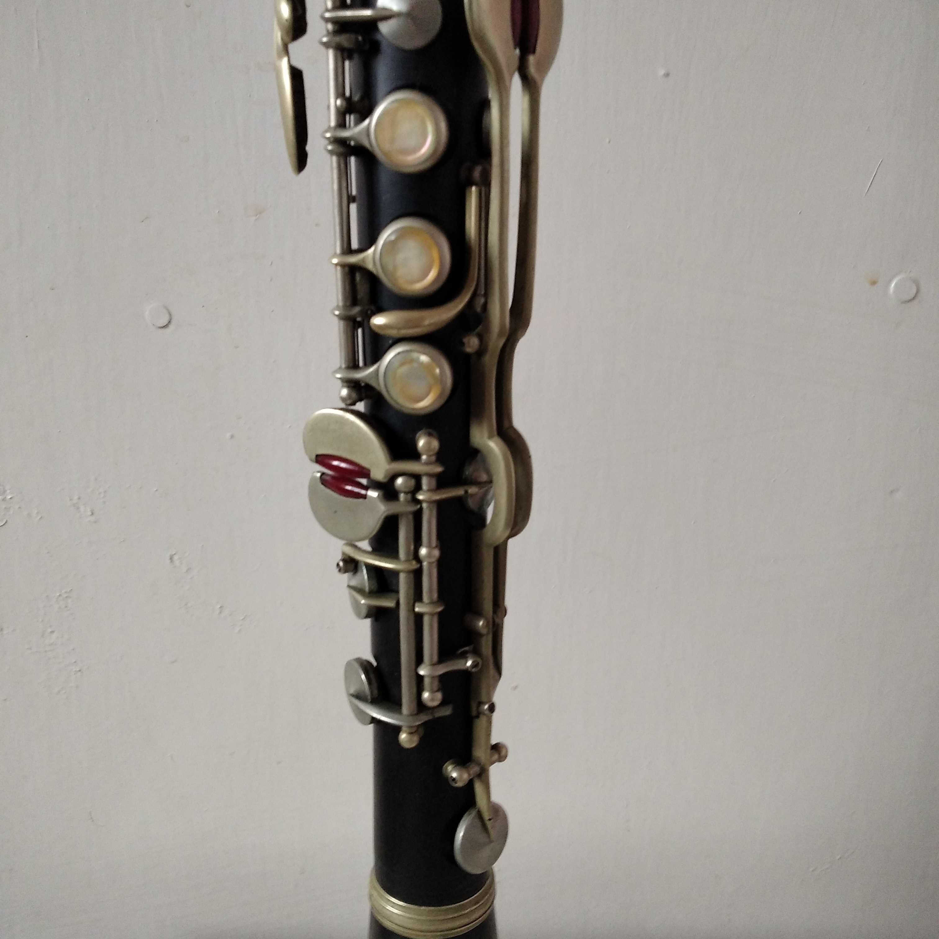 инструмент смешанной т.н. *джаз кларнет * с саксофоновой аппликатурой