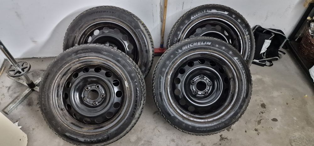4 felgi stalowe z oponami zimowymi 205/55 r16 + śruby + pokrowce