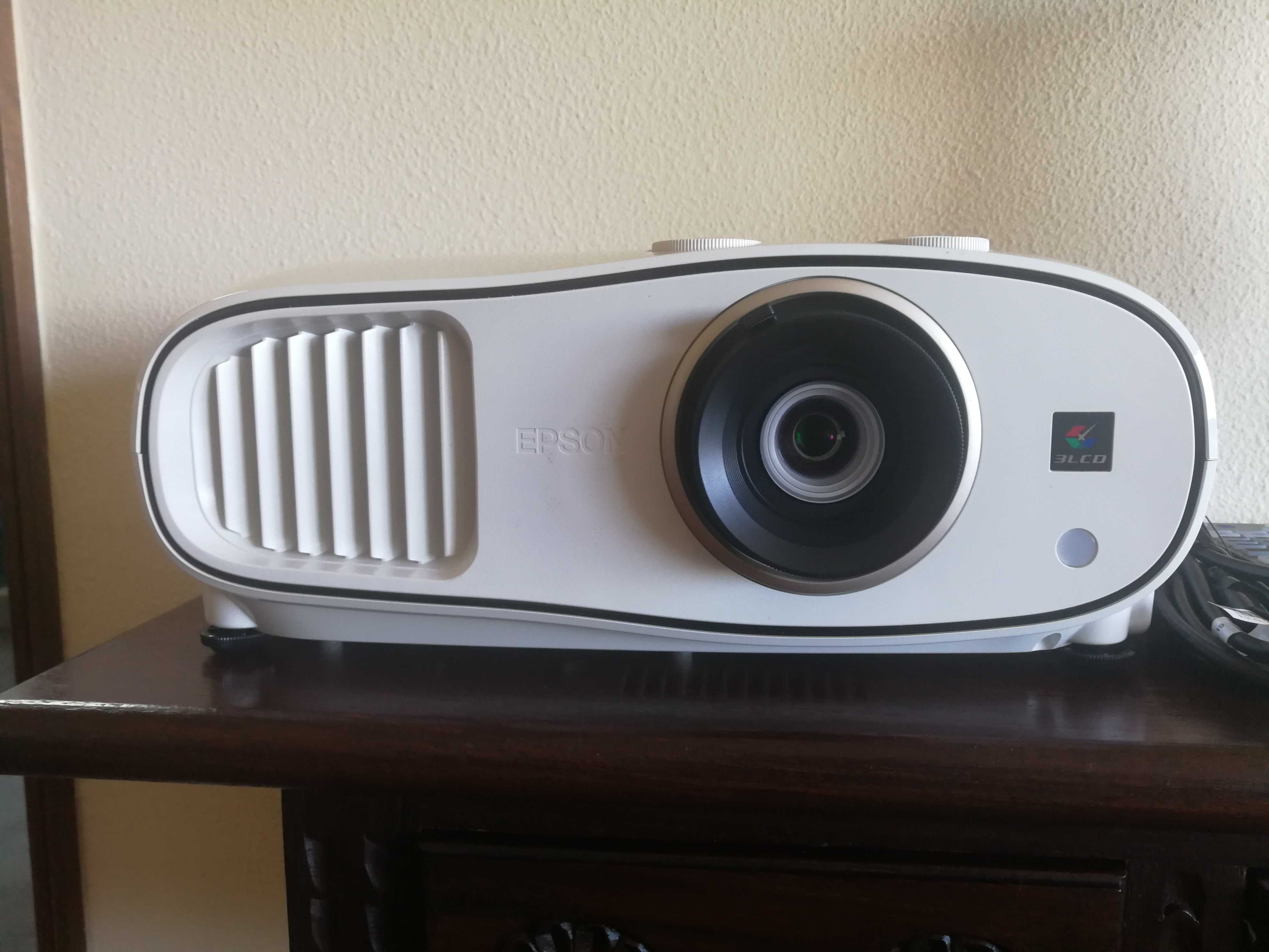 Projetor Epson Home Cinema EH-TW 6700 (estado de Novo - 940h de uso)