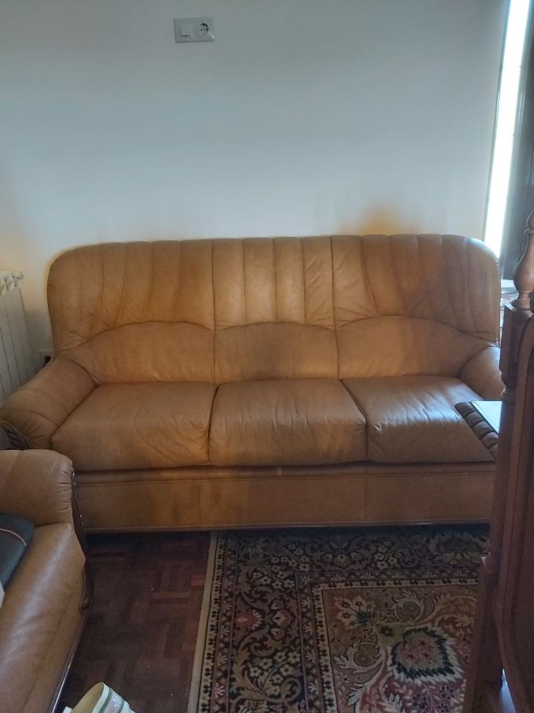 Sofa e cadeirão de pele genuína, bom estado