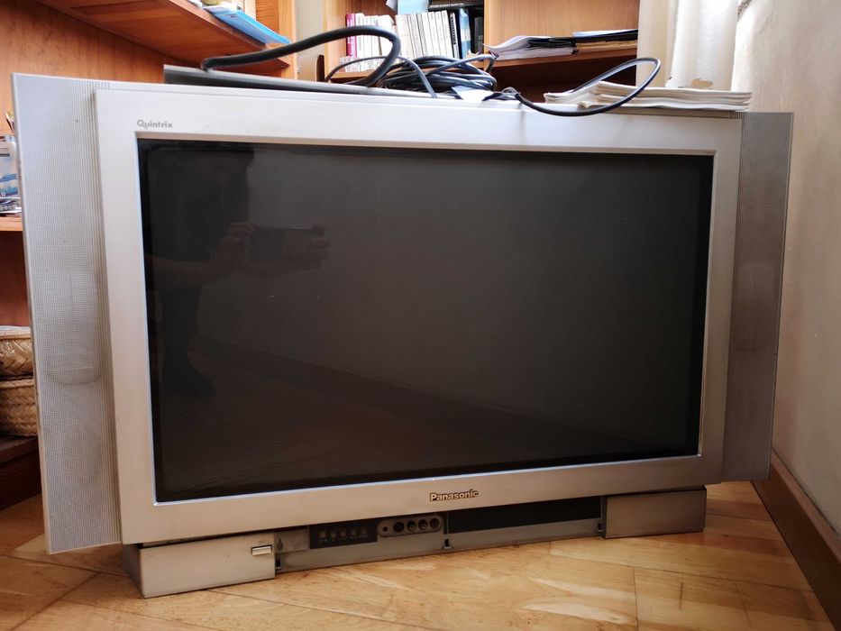 Televisao Panasonic e mesa de apoio