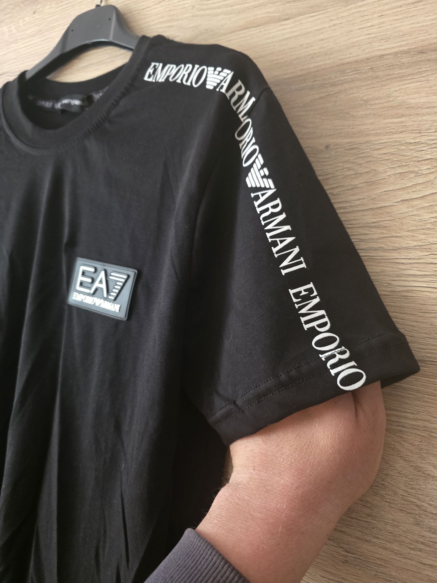 Koszulka męska Armani w kolorze czarnym logo jest szyte i lampsami