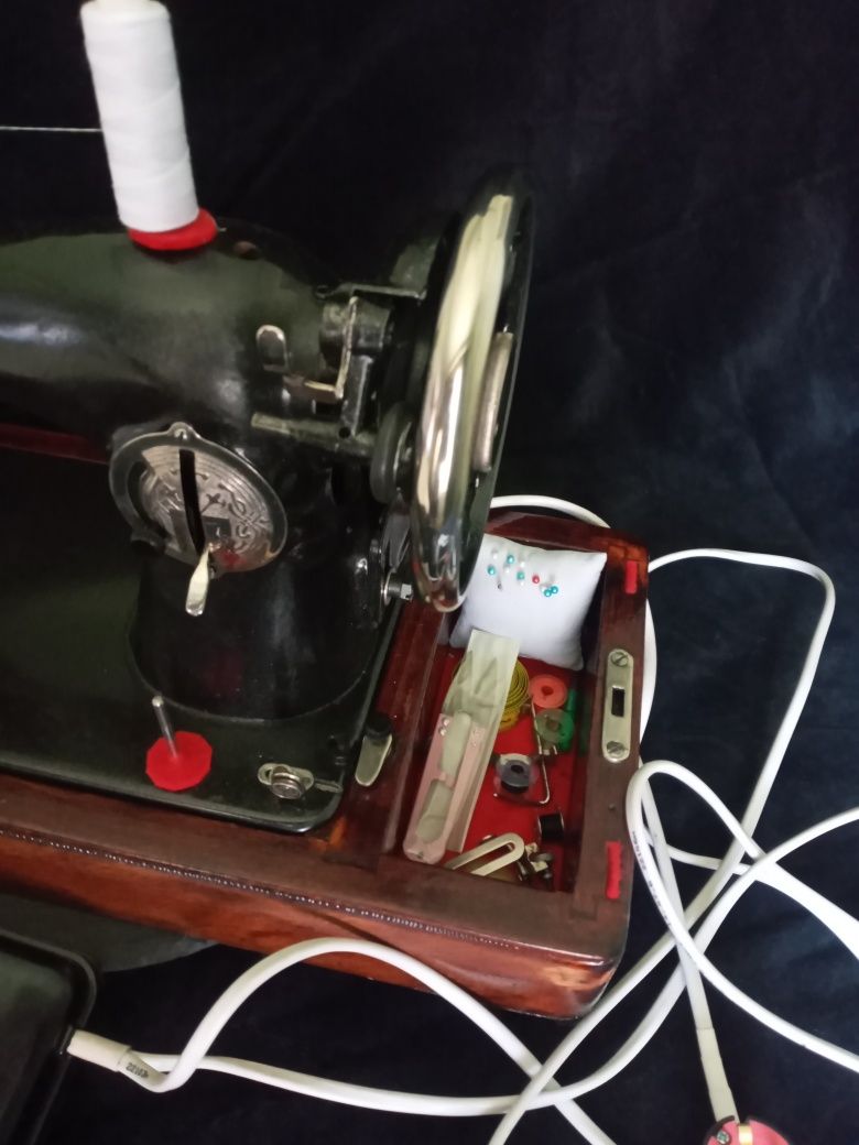 70 річна "Подольска" швейна машинка ПМЗ 1М у відмінному стані.