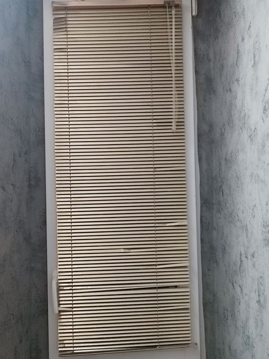 Жалюзі золотистого кольору