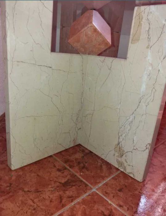 Mesa de apoio em mármore e vidro