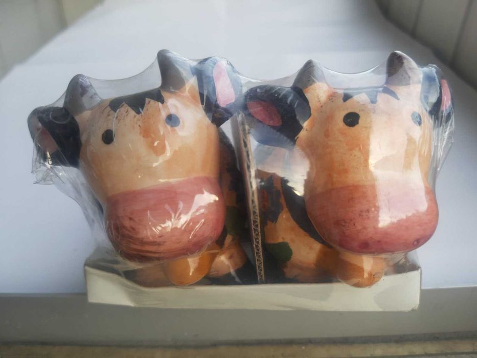 Сувенір пара бичків - керамічні солонка з перечницею