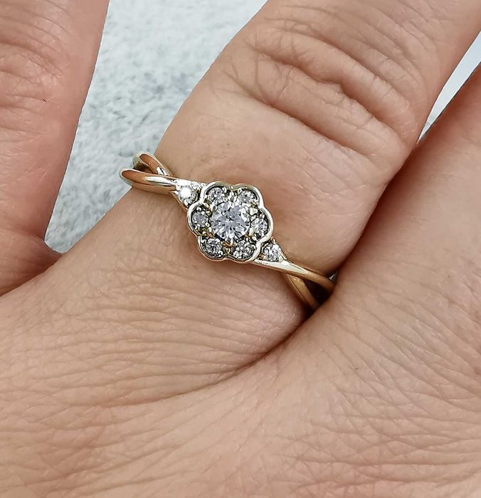 Pierścionek pozłacany 14K średnica 19 mm elegancki z cyrkoniami