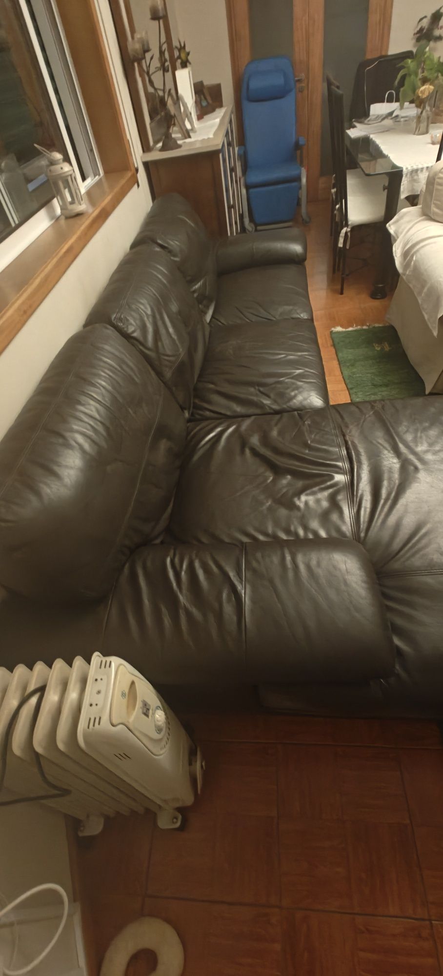 Sofá de pele preto com chaise longue – 200 €