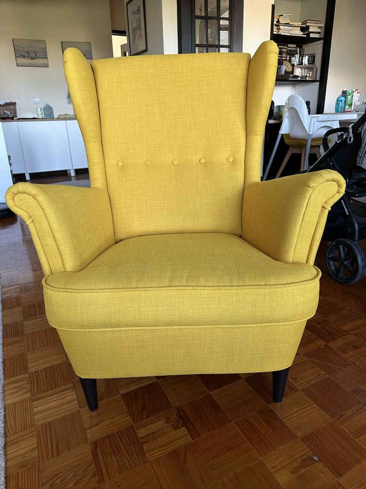 Conjunto Strandmon IKEA poltrona amarela e repousa pés amarelo