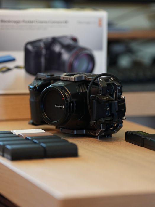 Blackmagic Pocket Cinema Camera 6k com cage, baterias e carregadores