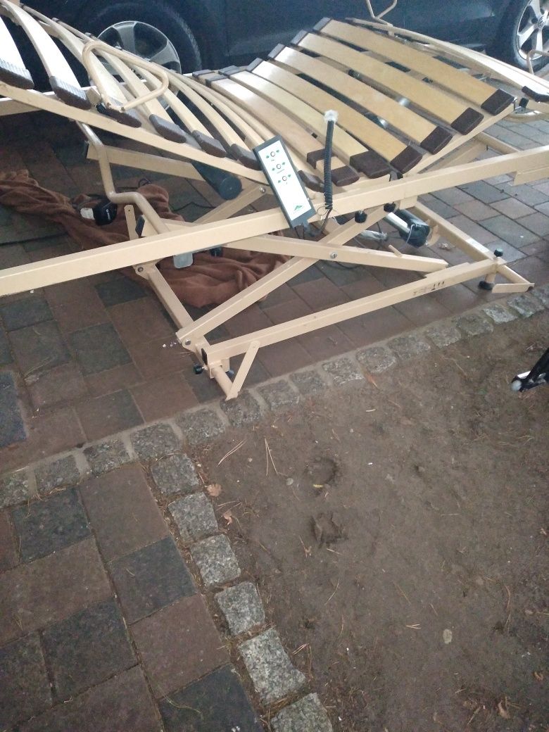 Wózek inwalidzki  i  łóżko rehabilitacyjne