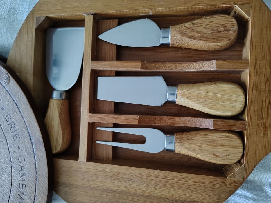 Дошка з приборами для нарізання сиру