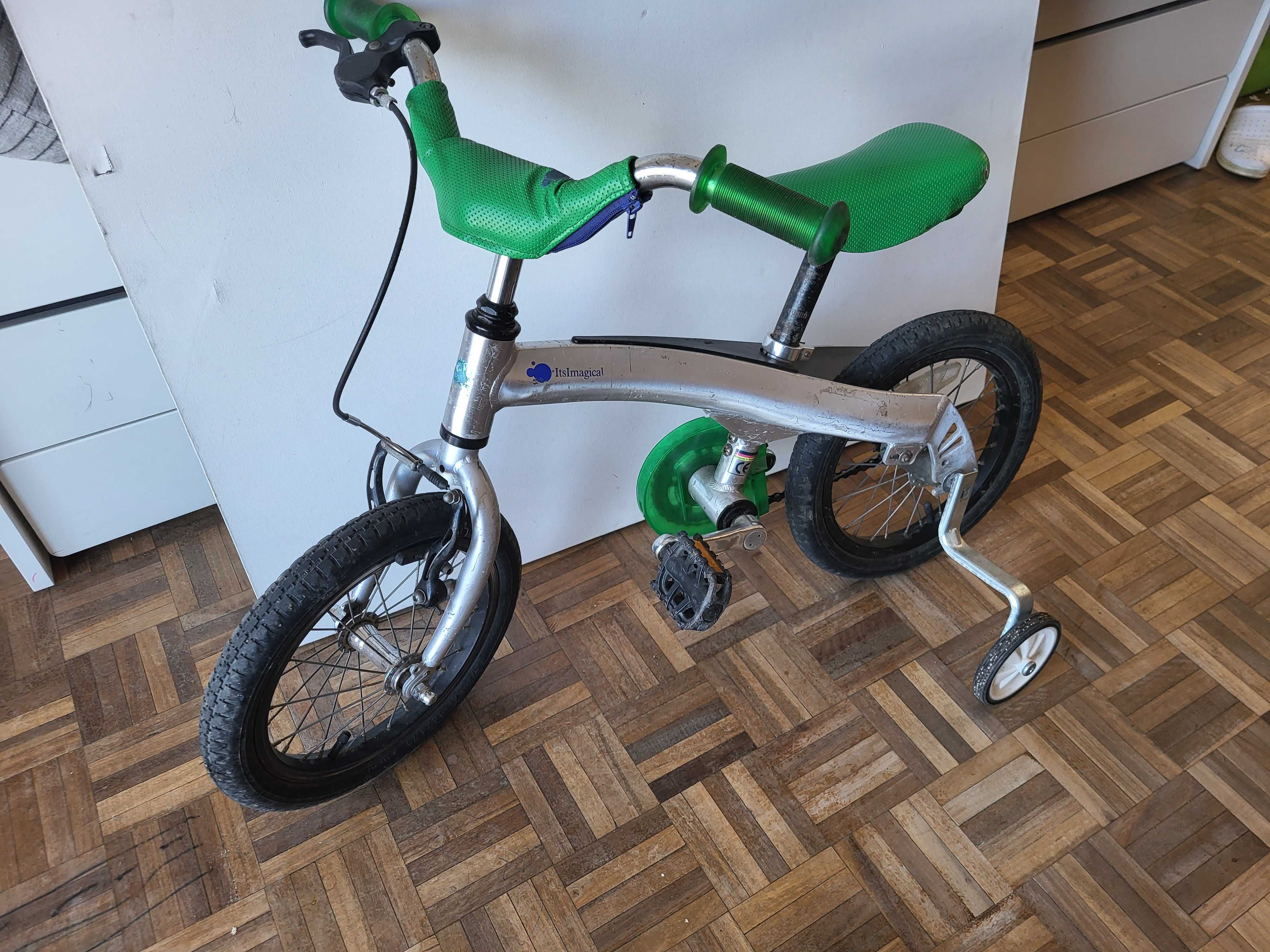 Bicicleta de equilíbrio mais também com pedais.