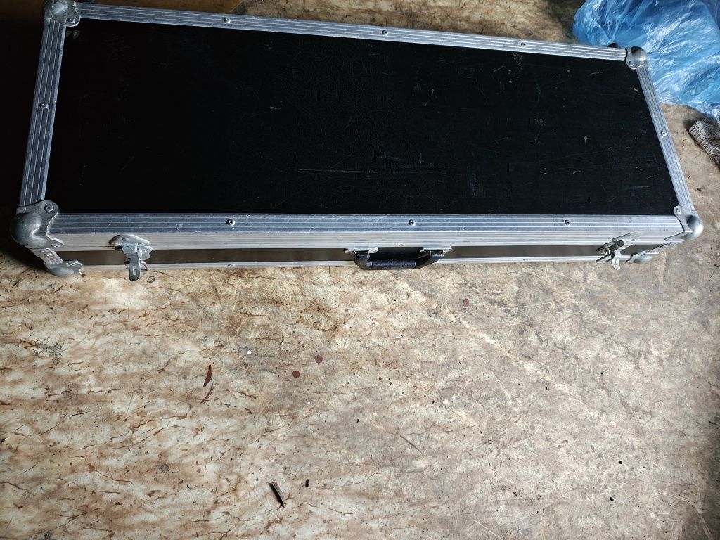Sprzedam case, walizkę do keyboardu