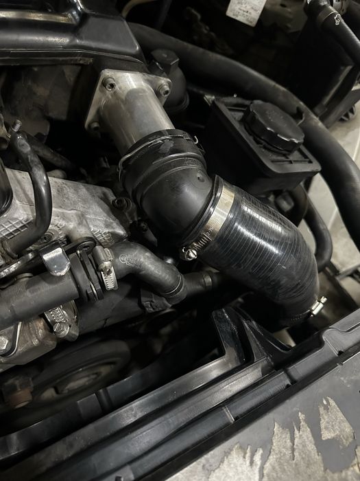 Верхние силиконовые (патрубки) дроселя (M57) BMW(Е39/Е46/Е70/Е60/Е65)