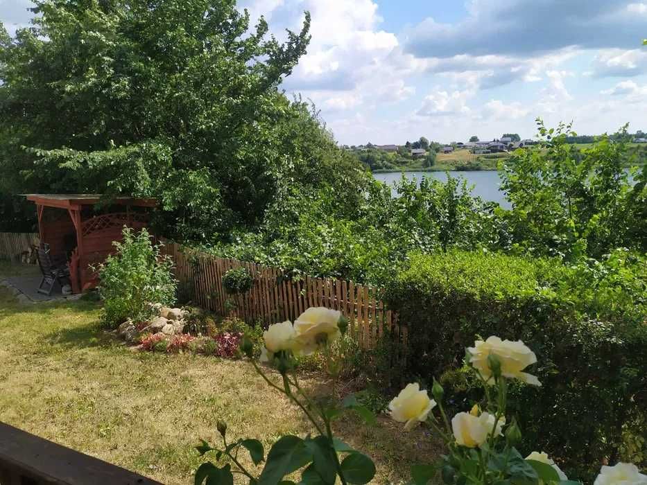 Domek nad jeziorem z działką, linią brzegową i pomostem