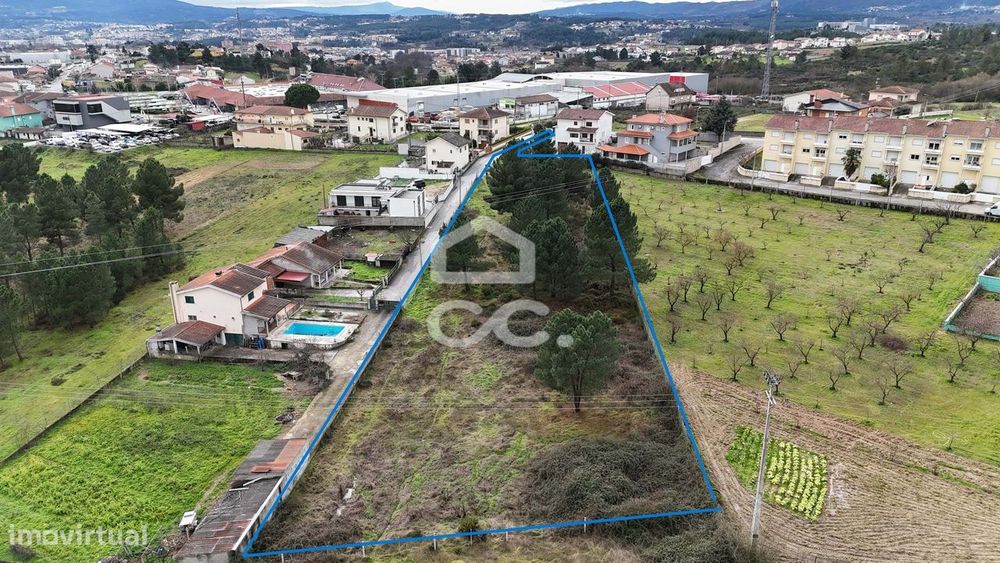 Pequena quinta (área de 4.742 m2), com cerca de 4.000 m2 de solo  urb