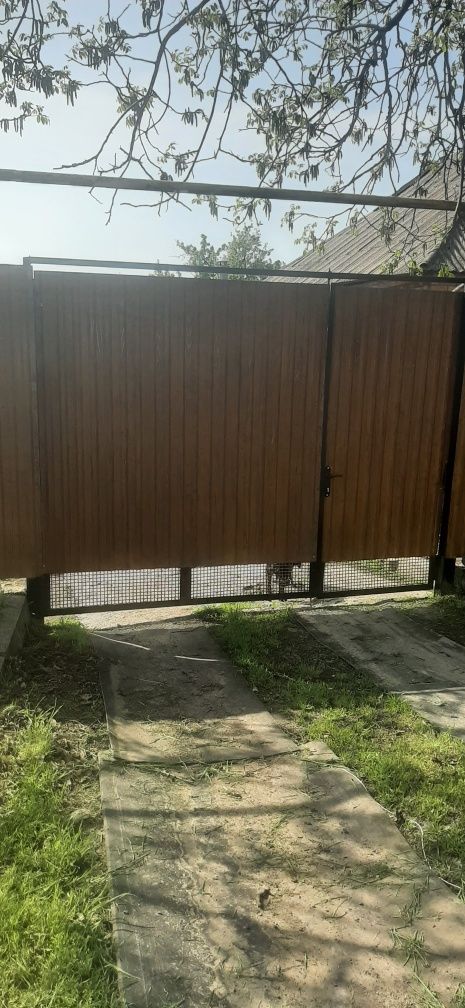 Продам дом . Участок 15 соток . Торг есть.