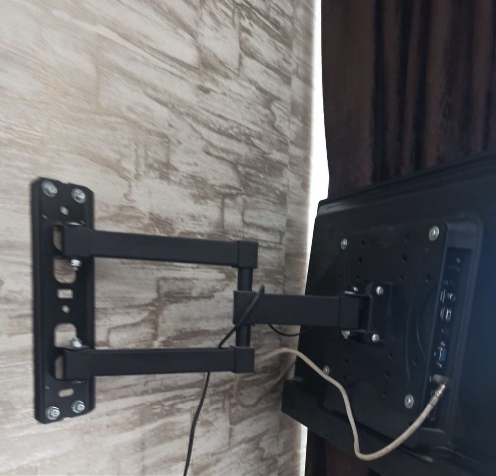 Телевизор Bravis 32 дюйма с кронштейном