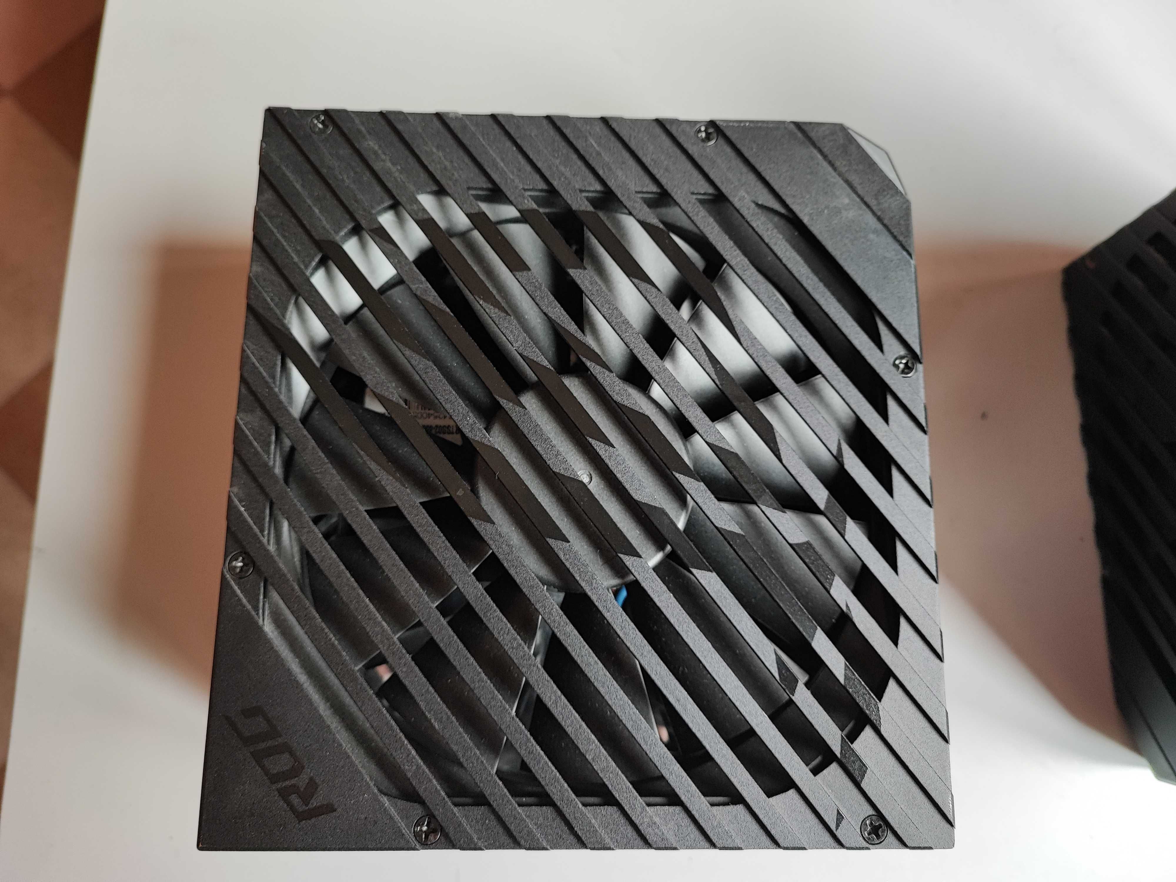 Блок живлення Asus Rog Thor 850W без шнура та кабелів, Робочий