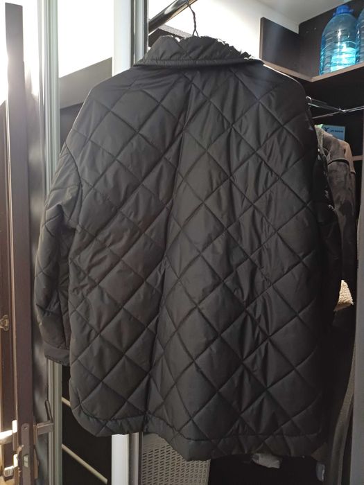 Демісезонна жіноча стьобана чорна куртка