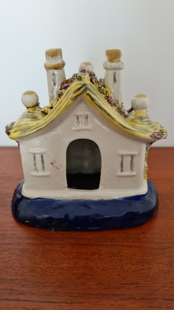 Casa em cerâmica pintada à mão