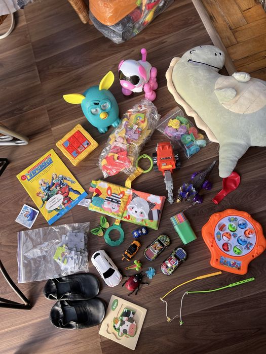 Іграшки, машинки, фігурки