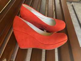 Яскраві червоні туфлі