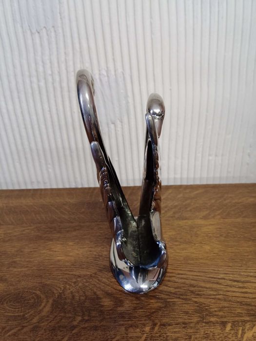 Serwetnik metalowy srebrny łabędzie