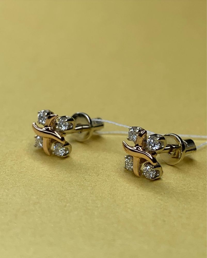 Золоті сережки пусети з діамантами муассаніт в стилі Tiffany.