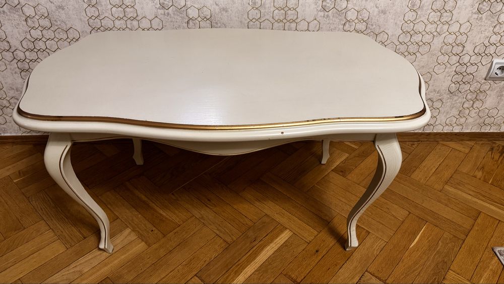 Журнальний деревʼяний стіл