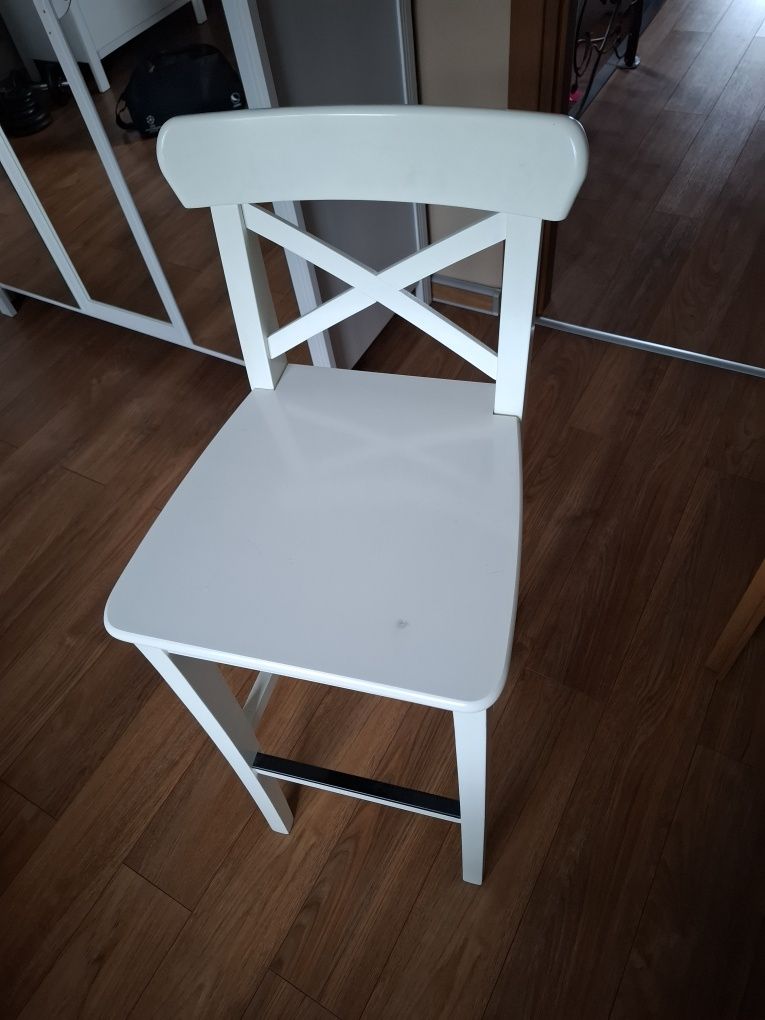 biała toaletka półka krzesło barowe wysokie ikea