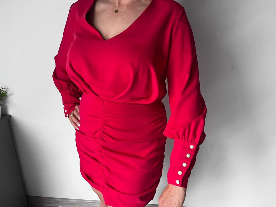 Elegancka czerwona sukienka