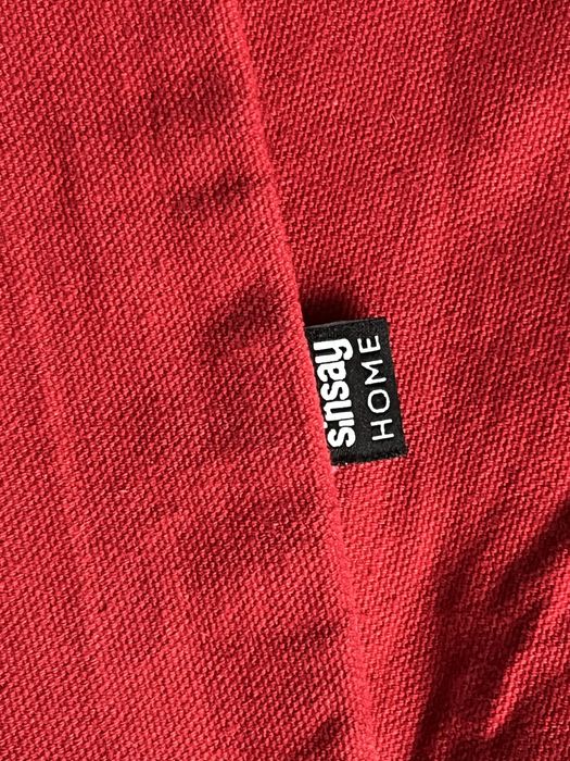 Czerwona świąteczna poszewka dekoracyjna ze śnieżynką Sinsay home