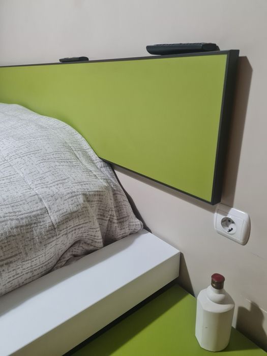 Quarto casal - cama, mesinhas de cabeceira e armario com gavetas