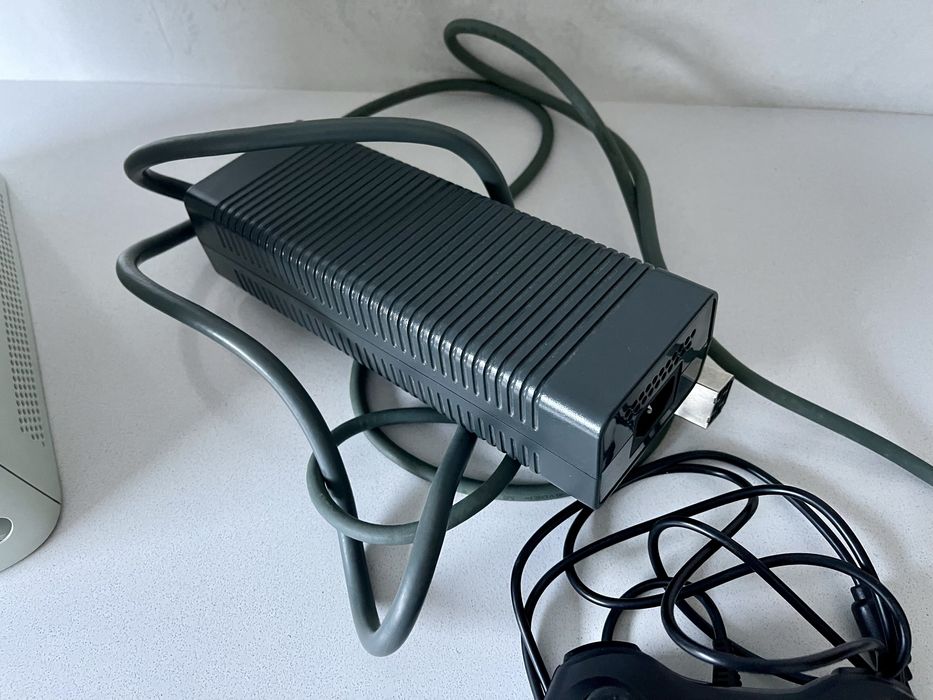 Xbox 360 (funciona, mas leitor com falhas)