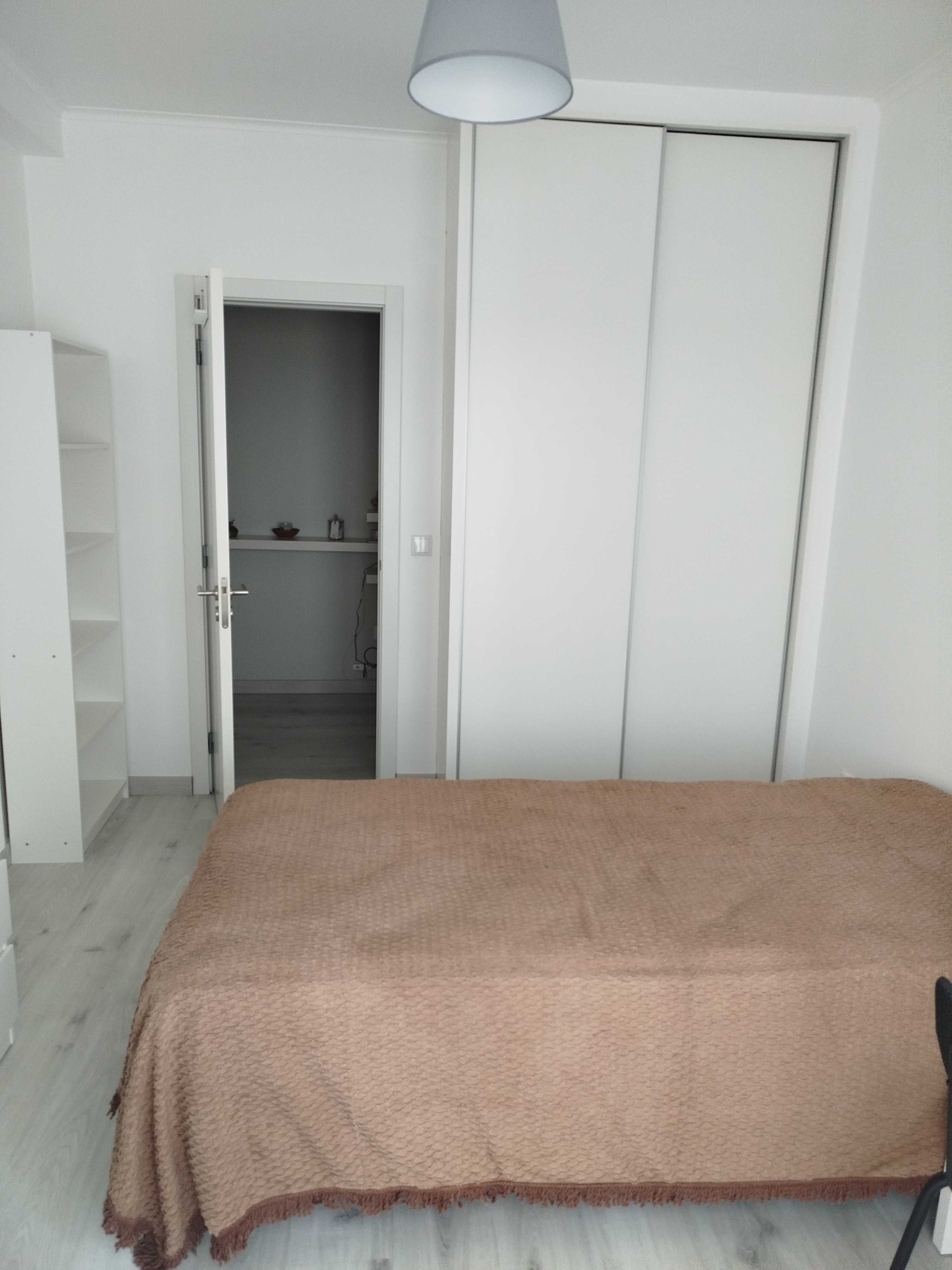 Arrendo quarto junto ao metro ,  Almada