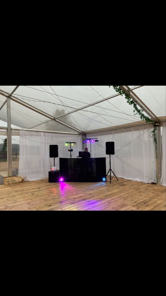 Stół i parawan dla dj’a