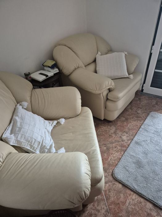 Conjunto de 3 Sofás em Pele Genuína – Elegância e Conforto como Novos