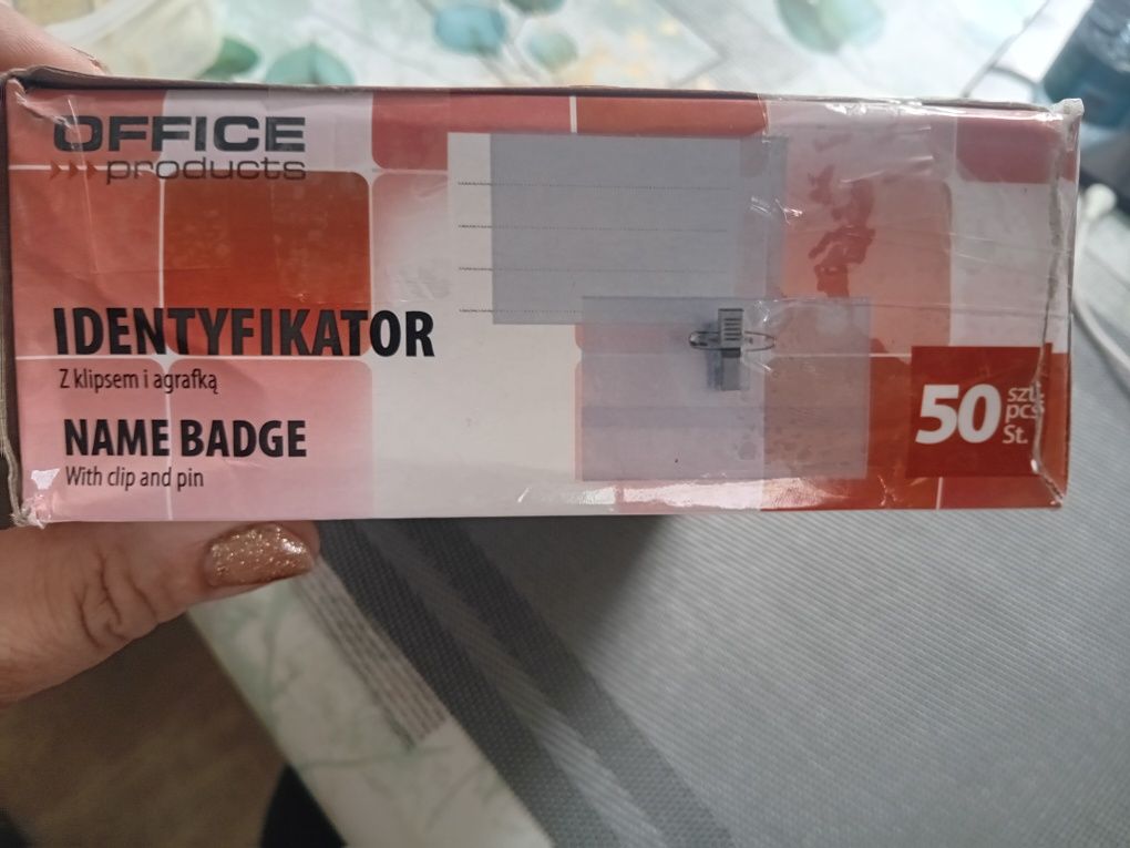 Identyfikatory z klipsem i agrafką