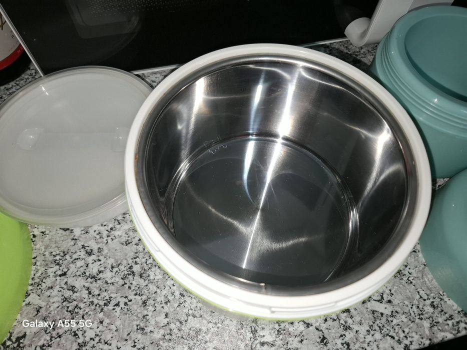 Duas termos de tamanhos diferentes uma em inox